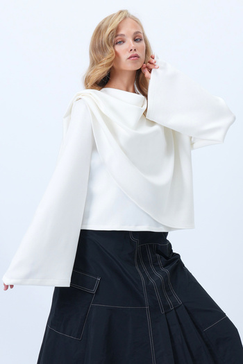 Trend Alaçatı Stili Women's Ecru Crew Neck Wide Cut Design Blouse with Self-Wrap Detail Alc-X14420