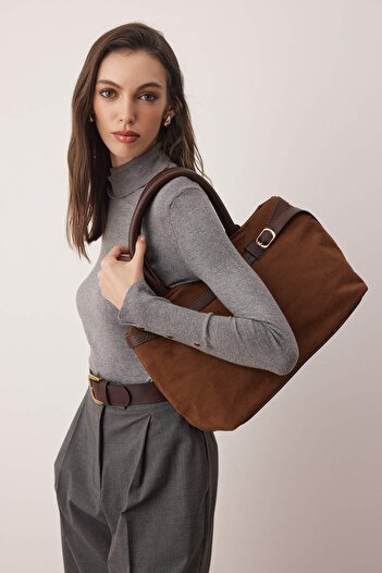 TRENDYOL SHOES Braune Wildleder-Midi-Tragetasche mit Gürtelschnalle für Damen, Umhängetasche TAKAW26OC00020
