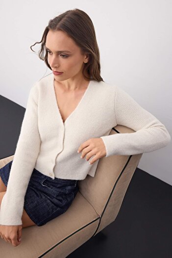Trendyol Collection Wardrobe Essentials Ecru Crop Button Detailed Soft Textured V-Neck Wool Knitwear Cardigan Twoaw26Hi00013