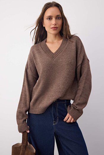 Trendyol Collection Wardrobe Essentials Nerz Basic Wide Fit Soft Textured Knitwear Pullover |   TWOAW26KZ00091 aus Englisch ins Deutsche.