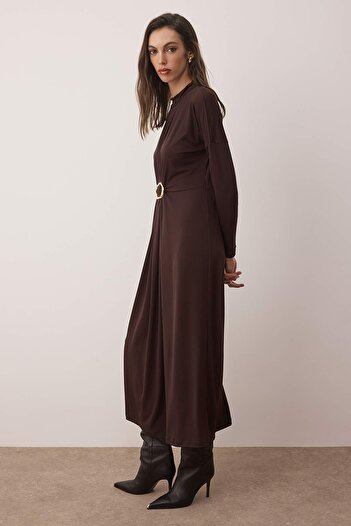 Trendyol Modest Σκούρο καφέ πλεκτό φόρεμα με λεπτομέρεια με αγκράφα στη μέση TCTAW26EB00026