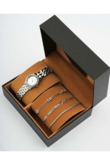 Arkaan A distinctive women's gift: a steel watch and bracelets.