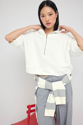 Trendyol Collection Ecru Hooded Zipper Detailed Three Quarter Sleeve Thick Knitted Sweatshirt Twoaw26Sw00024