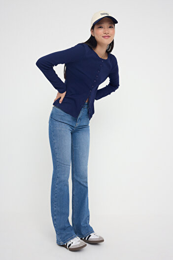 Trendyol Collection Niebieskie jeansy z wysokim stanem i rozszerzanymi nogawkami TWOAW26JE00095