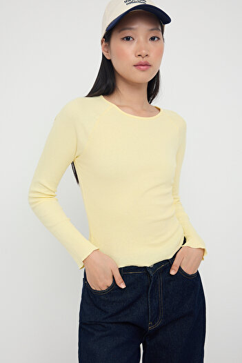 Trendyol Collection Hellgelbe, taillierte, kurze, gestrickte Bluse für Teenager TWOAW26BZ00080