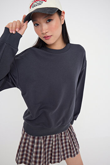 Trendyol Collection Teen Anthracite Thick Unsharped Regular/Normal Cut Crew Neck Knitted Sweatshirt Twoaw26Sw00028