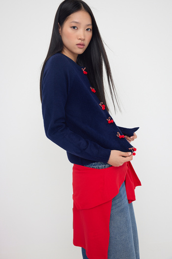 Trendyol Collection Marineblaue Strickjacke mit Rundhalsausschnitt und Kirsch-Accessoire-Detail TWOAW26HI00141