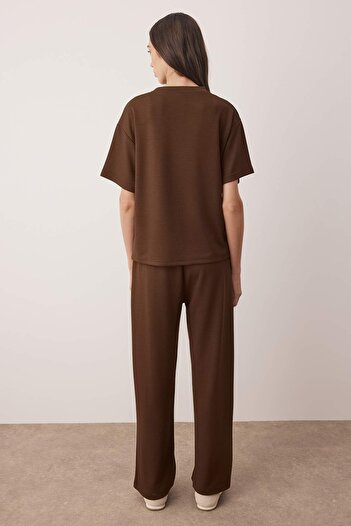 Trendyol Collection Καφέ κοντομάνικο λαιμόκοψη Χαλαρή/Άνετη εφαρμογή Ευέλικτο πλεκτό κάτω μέρος - Κοστούμι TWOAW26AU00084
