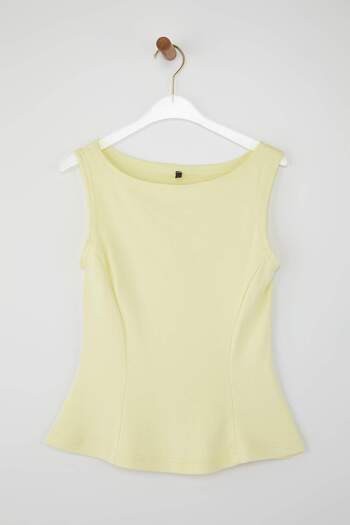 Trendyol Collection Gelbe, elastische Strickbluse mit Nullärmeln und Rundhalsausschnitt TWOSS25BZ00604