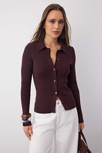Trendyol Collection Wardrobe Essentials Brązowy sweter z golfem z wysokiej jakości przędzy | TWOAW26HI00225