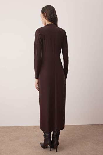 Trendyol Modest Σκούρο καφέ πλεκτό φόρεμα με λεπτομέρεια με αγκράφα στη μέση TCTAW26EB00026