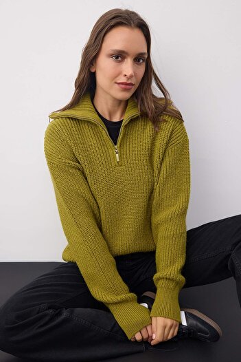 Trendyol Collection Wardrobe Essentials Pulover din tricot moale verde ulei | TWOAW26KZ00180