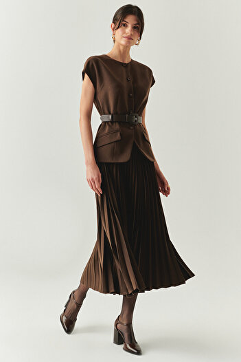 Exquise Crew Neck Belted Pleated Slim Fit Midi Dress