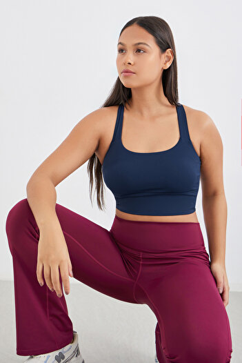Styli Back Twist Cross Strap Detail Medium Support Sports Bra