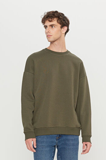 AC&Co / Altınyıldız Classics Pánská mikina oversize v khaki střihu, volný střih, bavlna fleece uvnitř 3 nitě s výstřihem