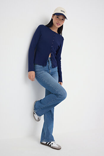 Trendyol Collection Niebieskie jeansy z wysokim stanem i rozszerzanymi nogawkami TWOAW26JE00095