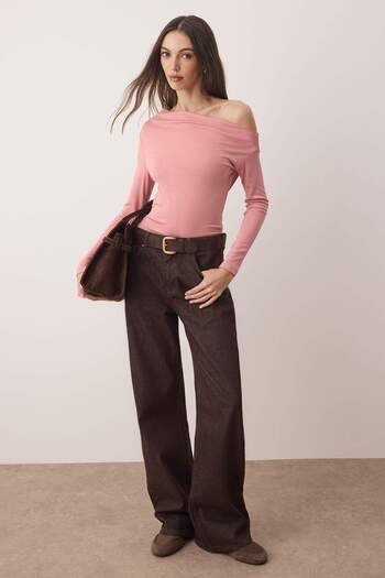 Trendyol Collection Dusty Rose Gerade Premium Weicher Stoff Taillierte Boot-Ausschnitt Strickbluse TWOAW24BZ00227