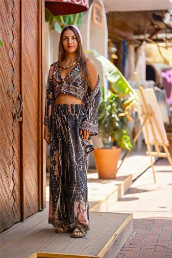 Miss Boheme Black Color Gold Detailed Trousers Crop Kimono Suit