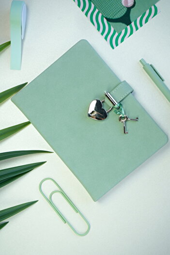 Victoria's Journals Diary with Lock, Notebook 13X18 Cm. Hush