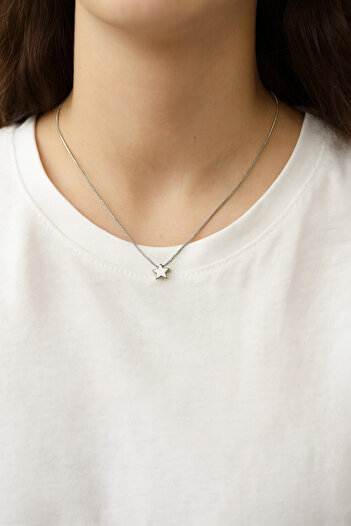 hexelle jewellery Minimal Yıldız Kolye – Kadın Gümüş Renkli Çelik Kolye (Zincir İçinden Geçmeli Tasarım)