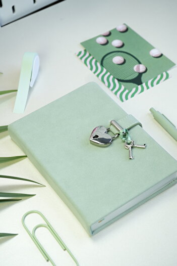 Victoria's Journals Diary with Lock, Notebook 13X18 Cm. Hush