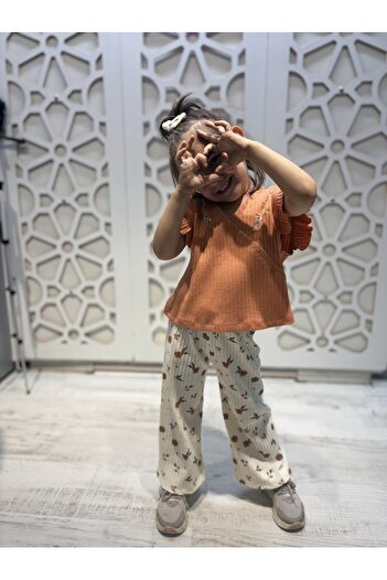 KUMRUNUN DÜNYASI Ribbed T-Shirt and Floral Spanish Leg Pants Girl's Set