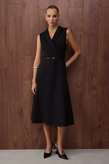 Trendyol Collection Rochie midi din țesătură cu detaliu curea neagră din colecția specială TWOAW26EL00077