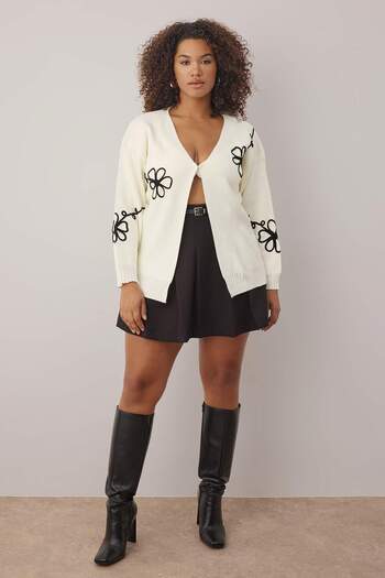 Trendyol Curve Ecru Embroidery Detailed V-Neck Knitwear Cardigan Tbbaw26Av00018