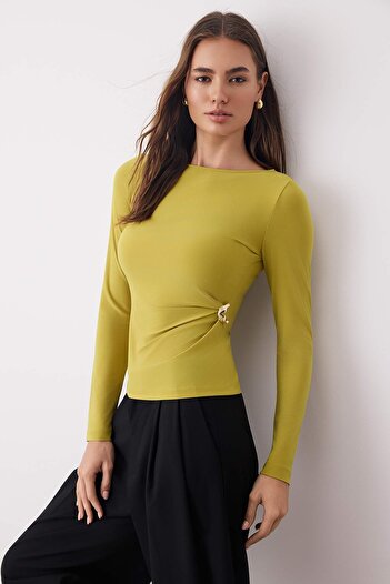 Trendyol Collection Λεπτομερής ασύμμετρη πλεκτή μπλούζα με μακρυμάνικο σώμα TWOAW26BZ00125