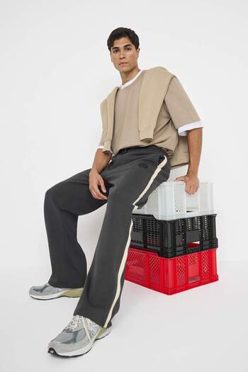 Trendyol Collection Teen Anthracite Straight Fit Stripe Λεπτομερής σιλικόνη με ετικέτα Χοντρό φούτερ TMNAW26EA00000