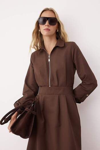 Trendyol Modest Tmavě hnědé šaty Gabardine na zip TCTAW26EB00022
