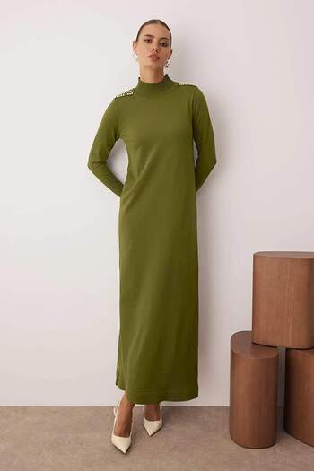 Trendyol Modest Πλεκτό φόρεμα με γιακά με αξεσουάρ από πέτρα χακί TCTAW26EB00005