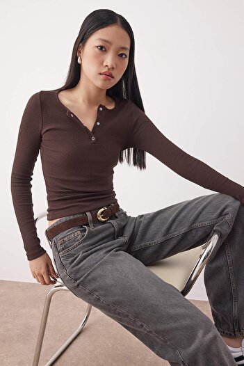 Trendyol Collection Hellbraune, figurbetonte, figurbetonte, elastische Strickbluse mit Druckknöpfen TWOAW25BZ00080