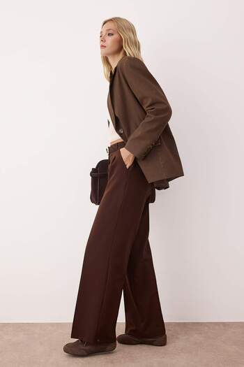Trendyol Collection Braune, plissierte Hose mit weitem Bein TWOAW25PL00109
