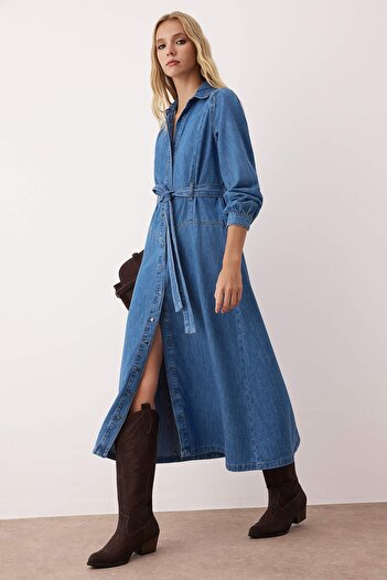 Trendyol Collection Blaues Maxi-Jeanskleid mit Gürtel-Detail TWOAW26EL00044