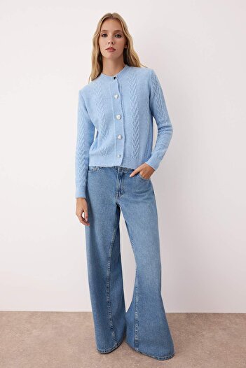 Trendyol Collection Hellblaue Strickjacke mit Knopfleiste und weicher Struktur aus Strick TWOAW26HI00040