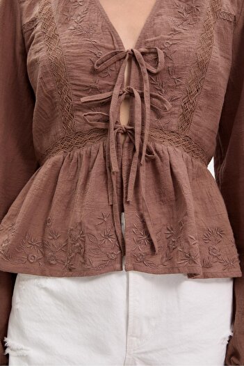 Stradivarius Bağlamalı Nakışlı Dökümlü Bluz