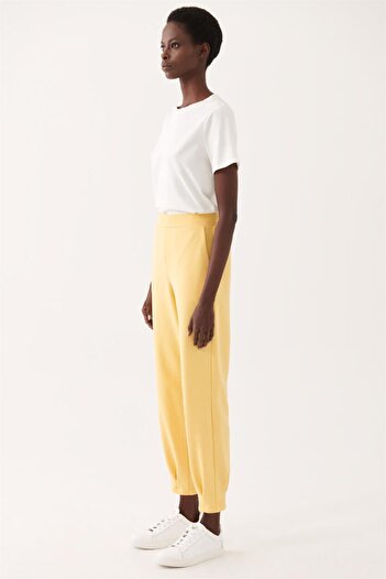 Perspective Banners Comfortable Fit Long Length Mid Waist Yellow Color Women's Sweatpants