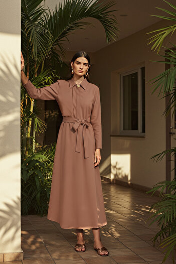 Trendyol Modest Καφέ ανεμοθραύστης και υφαντό φόρεμα με ζώνη με λεπτομέρεια TCTSS25EB00099