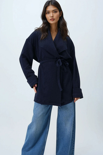 Trend Alaçatı Stili Marineblaue, selbststrukturierte, lange Damenjacke mit Schalkragen und Gürtel Alc-X14481
