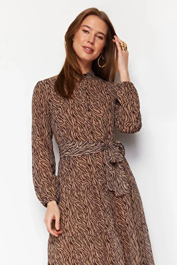 Trendyol Modest Velbloudí vzorovaný pásek Detailně lemované šifonové tkané šaty TCTSS21EL3346