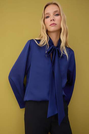 Trendyol Collection Marineblaue Satin-Bluse mit Schal-Detail TWOAW26BZ00231