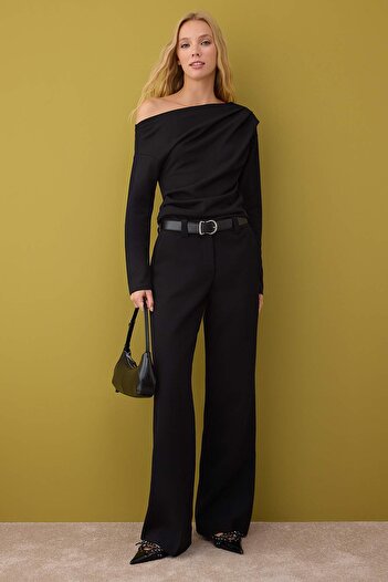 Trendyol Collection Schwarze, drapierte, asymmetrische Kragen-Strickbluse mit gerafftem/Drapierungsdetail TWOAW26BZ00138