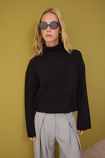 Trendyol Collection Black Wool Basic Soft Textured Wide Fit Knitwear Sweater Twoaw26Kz00211