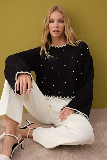 Trendyol Collection Pulover negru cu croiala largă, scurt/crop, cu detalii de perle TWOAW26KZ00104