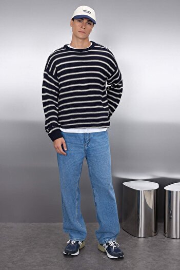 Trendyol Collection Темно-синій унісекс светр з оверсайз в'язаним светром з горловиною в смужку TMNAW25KZ00025