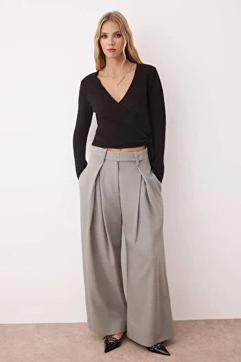 Trendyol Collection Schwarzer, weicher, strukturierter, kurzer/ernteter, zweireihiger Strickpullover mit Schnürung TWOAW26KZ00070