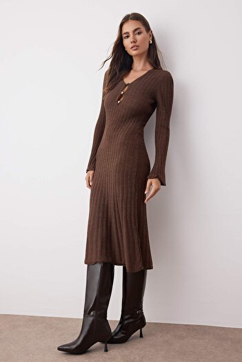 Trendyol Collection Καφέ ίσιο μάξι με λαιμόκοψη σε γραμμή Α πλεκτό μακρύ φόρεμα TWOAW26EL00054