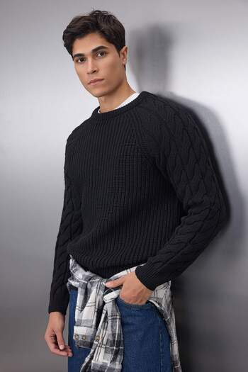 Trendyol Collection Schwarzer lässiger Unisex-Pullover mit normaler Passform aus Wolle mit Rundhalsausschnitt und Haarstrickdetail TMNAW22KZ2059