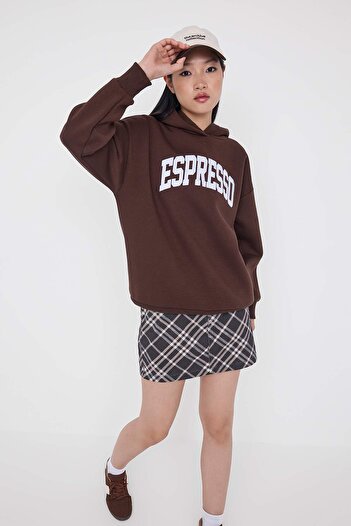 Trendyol Collection Teen Dark Brown Oversize/Wide Fit Embroidered Knitted Sweatshirt Twoaw26Sw00157